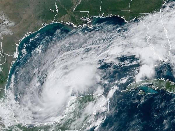 A través del Centro Nacional de Huracanes (NHC) estadounidense se muestra la localización del huracán Milton este martes.