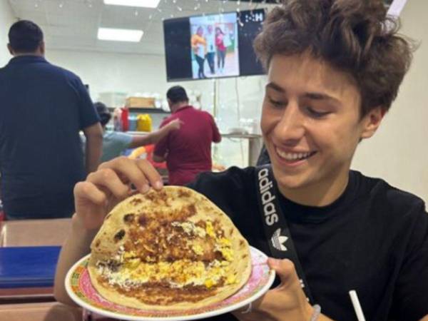 Juanpa Zurita probó las baleadas en el mercado Guamilito de San Pedro Sula.