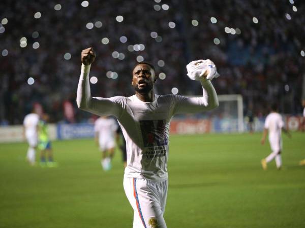 Arboleda celebró efusivamente sus goles ante Olimpia.