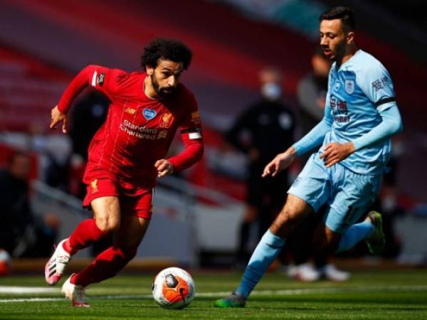 El mediocampista egipcio de Liverpool Mohamed Salah (L) vence al mediocampista inglés de Burnley Dwight McNeil durante el partido de fútbol de la Premier League inglesa entre Liverpool y Burnley en Anfield en Liverpool, noroeste de Inglaterra. Foto: Agencia AFP.