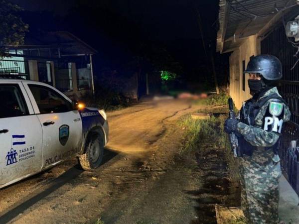 Los cuerpos sin vida de los tres hombres quedaron cerca de una pulpería.