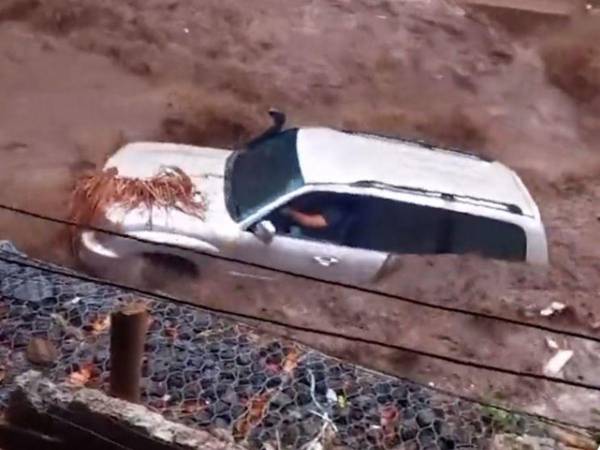 En su intento fallido por avanzar sobre una corriente, el conductor a bordo de su vehículo cayó en el río, teniendo un fatal desenlace.