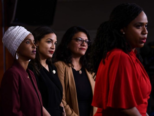 El presidente de Estados Unidos, Donald Trump, renovó los ataques contra cuatro congresistas demócratas contra las que lanzó tweets xenófobos la semana pasada, exigiendo que se disculparan 'por las cosas horribles (odiosas) que han dicho'. Foto: AFP.