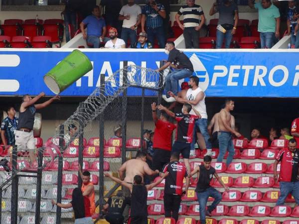 Familias con niños, buscaban ponerse a salvo mientras otras llevaron la violencia al terreno de juego con más intercambios de golpes.