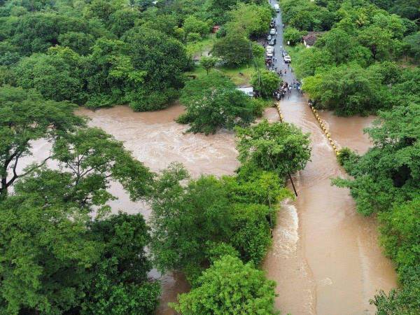 La crecida del nivel del agua en los ríos ubicados en la zonas sur del país ha dejado incomunicados a decenas de familias.