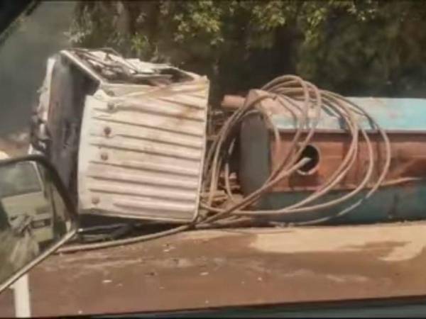 El tanque quedó completamente destruido y a la orilla de la carretera.