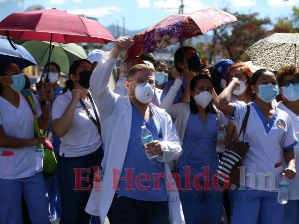 El personal de salud de primera línea ha luchado en las calles exigiendo que se respeten sus derechos laborales, necesitan el pago de salarios atrasados y que les otorguen sus acuerdos de permanencias.