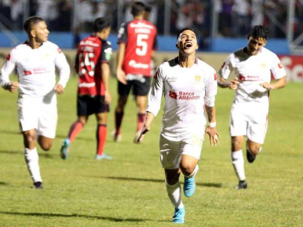 Michael Chirinos celebrando un gol ante los ticos.