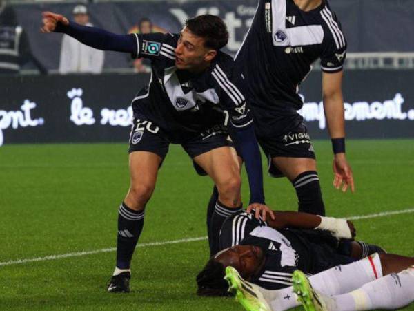 El jugador hondureño, Alberth Elis, sufrió un fuerte golpe en la cabeza.