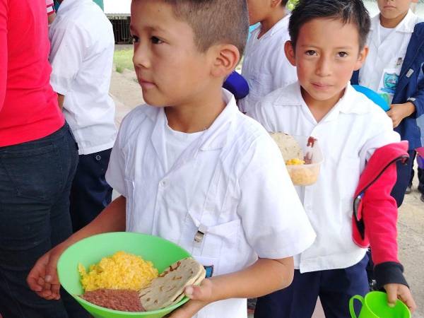 La inversión por niño en merienda escolar que hace el gobierno ronda los cuatro lempiras diarios en promedio.