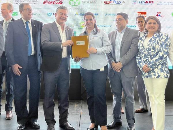 <i>Karla Simón junto a representantes del sector privado y gobierno, sosteniendo el Memorándum de Entendimiento para impulsar la economía circular.</i>