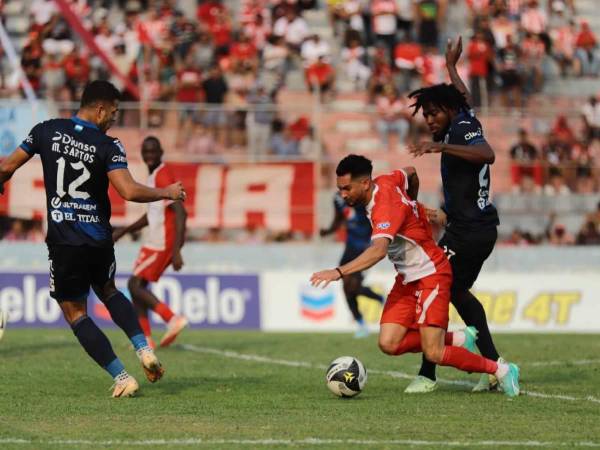 Un penal polémico a favor del Vida ante el Motagua en el estadio Municipal Ceibeño.