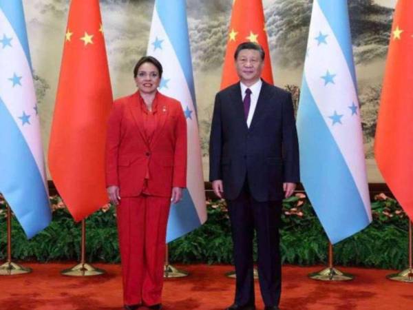 Imagen de archivo de la presidenta hondureña, Xiomara Castro y Xi Jinping en junio de 2023.