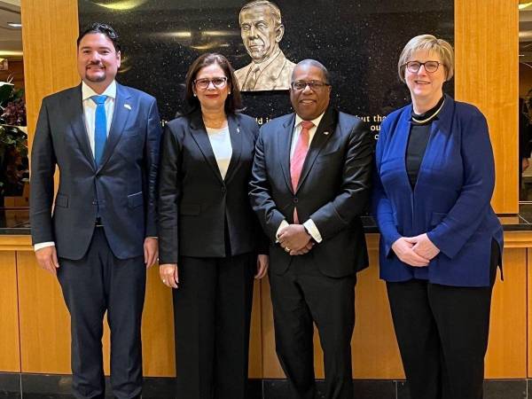 En el encuentro también estuvieron presentes Javier Bú, embajador de Honduras en Estados Unidos, y Laura Dogu, embajadora de Estados Unidos en Honduras.