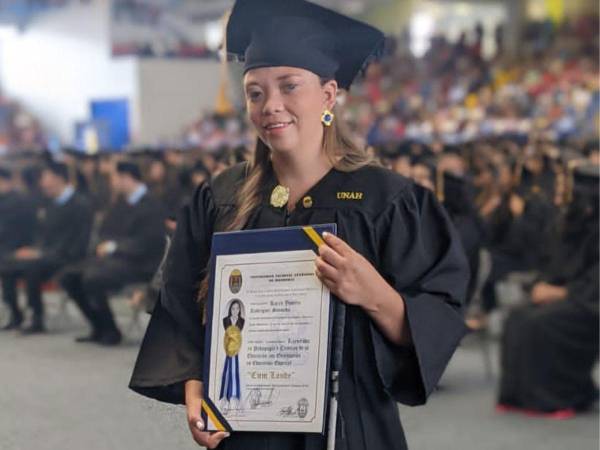 Karen Yoselin Rodríguez recibió su título de licenciada en Pedagogía escrito en sistema Braille.