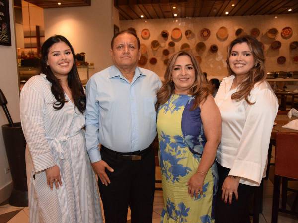 Millie, Willy y Lizzie Núñez, junto a Yolanda Barrientos.