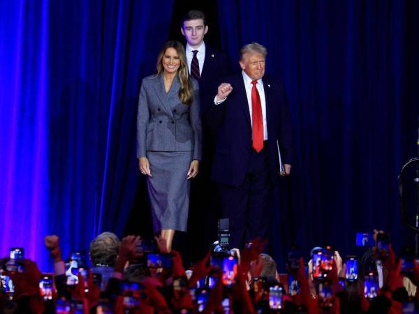 El candidato presidencial republicano Donald J. Trump, acompañado por su esposa Melania Trump y su hijo Barron Trump (izq.), llega al escenario para dirigirse a sus partidarios en la fiesta de observación de la noche de las elecciones en el Centro de Convenciones de West Palm Beach en West Palm Beach, Florida, EE.UU., el 06 de noviembre de 2024.