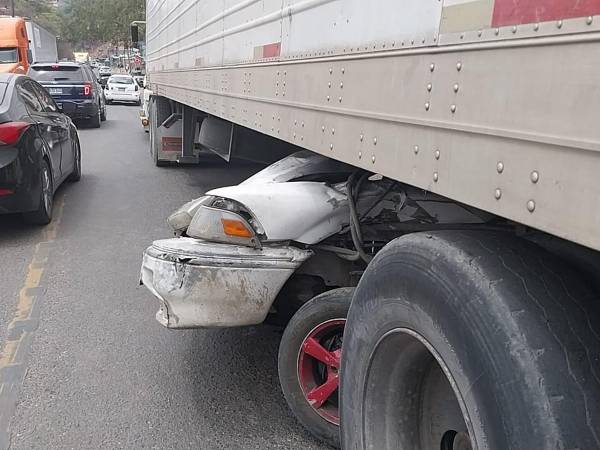 Un taxista y dos menores sobreviven tras fuerte colisión con rastra en Villa Nueva