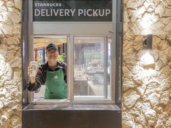 A través de la Fundación Starbucks, que promueven el acceso a agua limpia, el empoderamiento de mujeres y el apoyo a jóvenes en situación de vulnerabilidad.