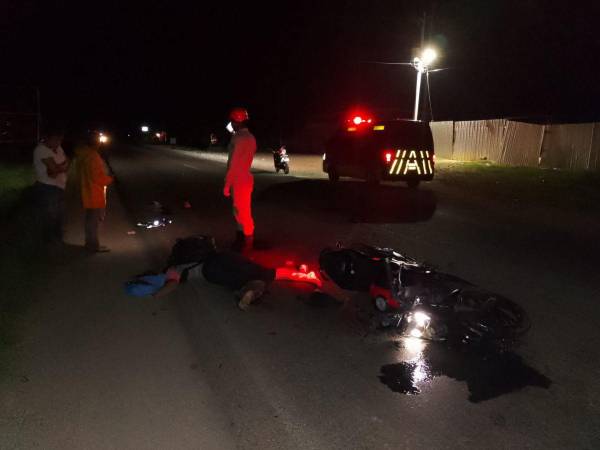 El cuerpo de la agente Keyla Lindo quedó tendido en el pavimento de la carretera CA-13, donde elementos del Cuerpo de Bomberos confirmaron que ya no tenía signos vitales.