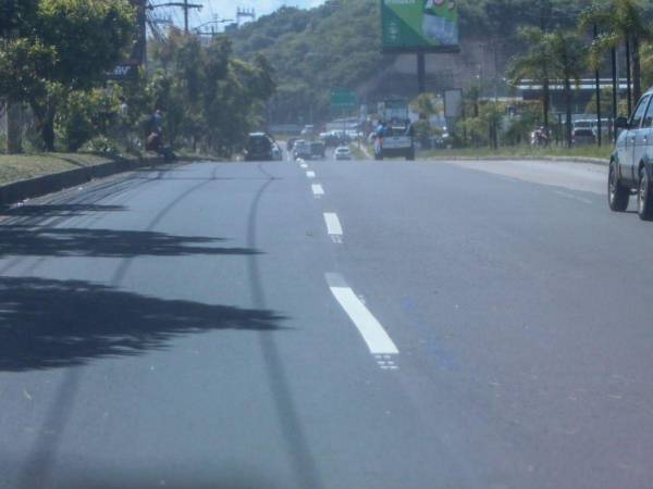 Así luce el tramo del anillo periférico, que en ambos sentidos el trabajo quedó mal y taparon algunas líneas con color negro.