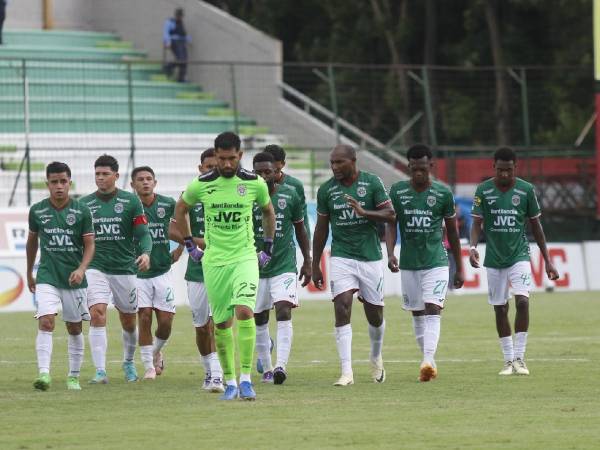 Los jugadores salieron cabizbajos del partido.