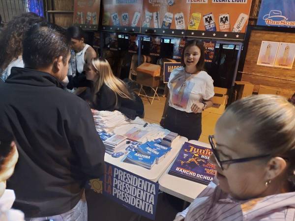 Simpatizantes de Rubén Gallego se reunieron la noche de este viernes -1 de noviembre- en el rancho Ochoa, donde los demócratas manifestaron apoyo a su candidatura al Senado. Se trata del primer latino que llegaría al senado por ese Estado.