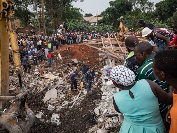 El número de muertos por el derrumbe de un gran vertedero en Kampala, la capital de Uganda, aumentó a 18. Aquí las impresionantes imágenes del lamentable hecho.