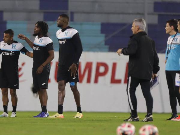 La selección de Honduras realizó su primer entrenamiento previo al duelo del próximo viernes ante México y Reinaldo Rueda busca el sustituto del Choco Lozano