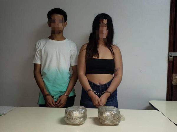 La pareja fue detenida por las autoridades en posesión de paquetes con droga.