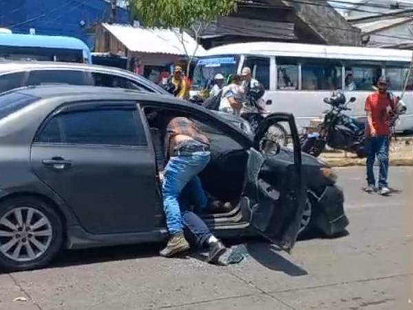 Conductores se van a los golpes “por un rozón” en bulevar del Norte