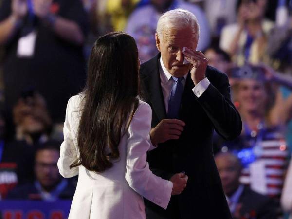 El presidente estadounidense, Joe Biden, recibió una abrumadora ovación de casi cinco minutos en la Convención Nacional Demócrata, además, llegaron grandes personalidades del partido político. Aquí las imágenes