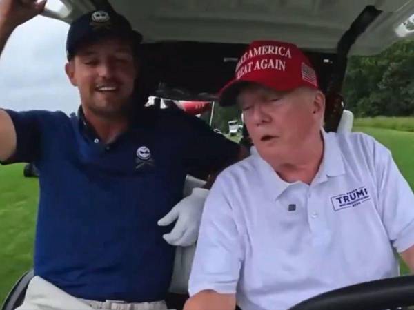 El video inicia con Trump conduciendo un carro de golf afirmando tener una buena lista de música.