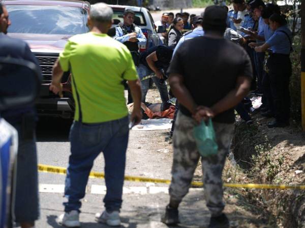 Un lamentable hecho se registró la mañana de este domingo en la carretera que de Tegucigalpa conduce al municipio de Valle de Ángeles. Un joven cayó de una volqueta a la que le había pedido un aventón. Aquí las imágenes del levantamiento del cadáver.