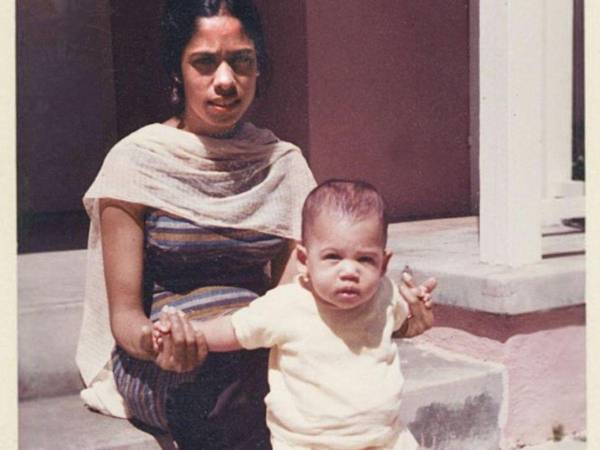 Kamala Harris de bebé junto a su madre Shyamala Gopalan.