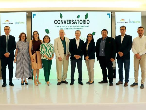 Representantes de Fundación Terra, USAID y AMITIGRA presentes en la firma de los acuerdos y el conversatorio.