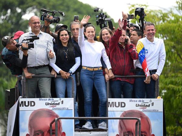 Machado acompañado de varios dirigentes de la Plataforma Unitaria Democrática (PUD), pero sin la compañia de Edmundo González.