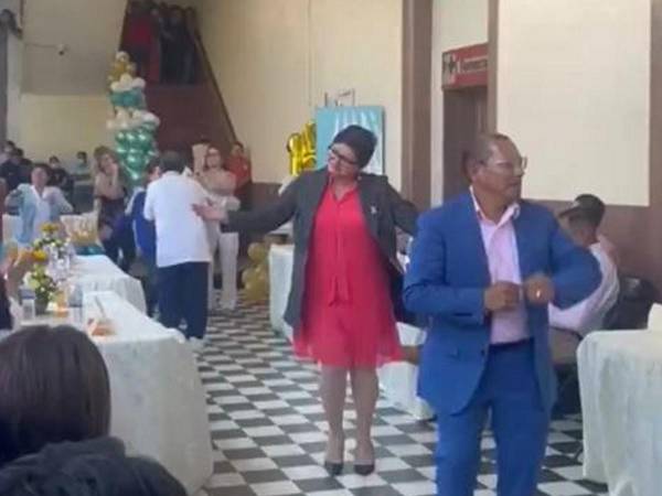 El video, de 47 segundos, muestra a Paredes disfrutando del momento junto a otros empleados, incluso sacando a bailar al presidente del sindicato.