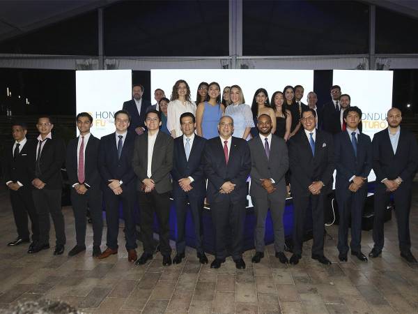 <i>Ejecutivos de HonduFuturo, junto a los profesionales seleccionados, celebran el compromiso con la educación.</i>