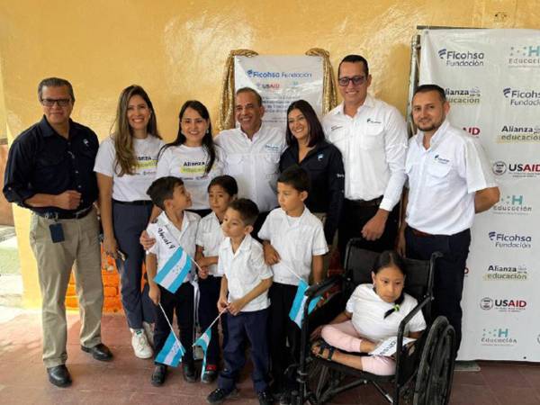 <i>Ejecutivos de Fundación Ficohsa y alumnos inaugurando las nuevas instalaciones del Centro de Educación Básica José Cecilio del Valle en Santa Rosa de Copán.</i>