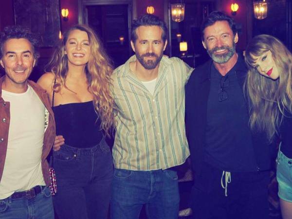 La estrella pop publicó esta fotografía junto al director Shawn Levy, Blake Lively, Reynolds y Jackman.