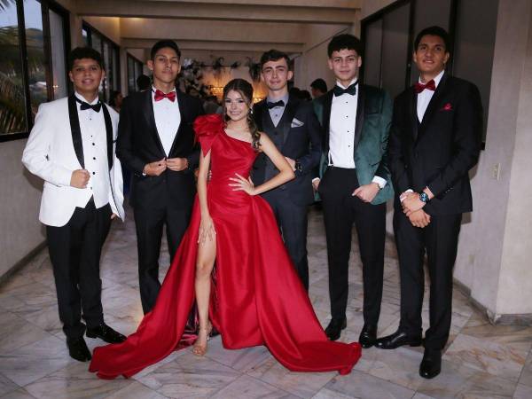 En una mágica gala en la que predominó la elegancia, los brillos y el buen gusto, 68 nuevos profesionales de la Macris School celebraron su prom night en el Hotel Honduras Maya acompañados de sus familiares y amistades cercanas para ponerle punto final a sus estudios secundarios y abrir paso a su nuevo porvenir como universitarios. Aquí algunos de los graduandos.