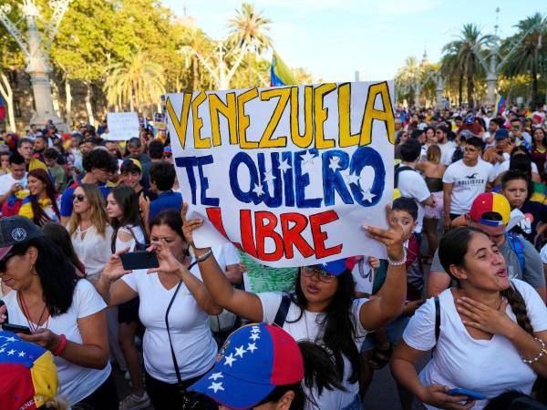 Los venezolanos, que residen en diferentes partes de Honduras, realizaron protestas de manera simultánea para rechazar el triunfo de Maduro.