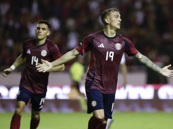 Kenneth Vargas de Costa Rica celebra su gol.