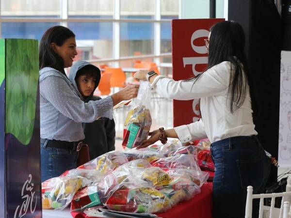 Los padres de familia se han avocado con sus hijos para recoger los implementos de la carrera.