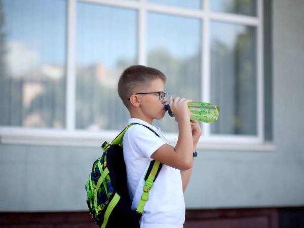 La primera opción de bebida para la escuela siempre debe ser el agua, aunque los jugos naturales con poca cantidad de azúcar son aceptables, aseguró la entrevistada.