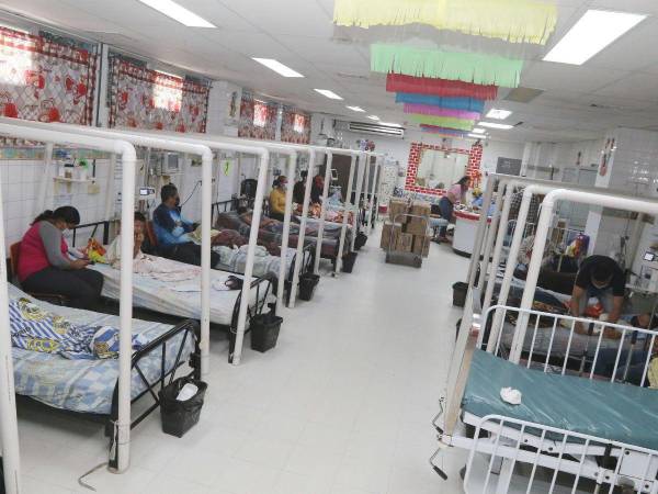 Los menores de 18 años de edad son los que más están ingresando a diario a los centros hospitalarios del país, por dengue.