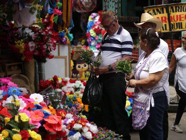 Los capitalinos visitarán hoy las tumbas de sus seres queridos para llevar flores y coronas para recordarlos.