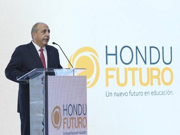 <i>Camilo Atala, Presidente de la Junta Directiva de HonduFuturo, destaca la importancia de invertir en la educación de jóvenes hondureños.</i>