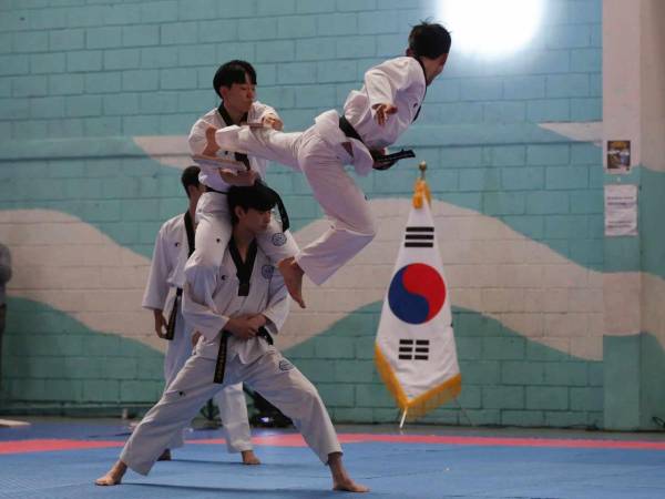 Cientos de niños, jóvenes y adultos presenciaron la gran exhibición de los Atletas de Taekwondo de Corea que visitan Honduras.